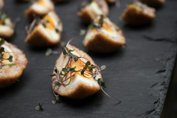 Quelles sont les meilleures pratiques pour offrir des options de plats sans produits laitiers dans un café-pâtisserie?